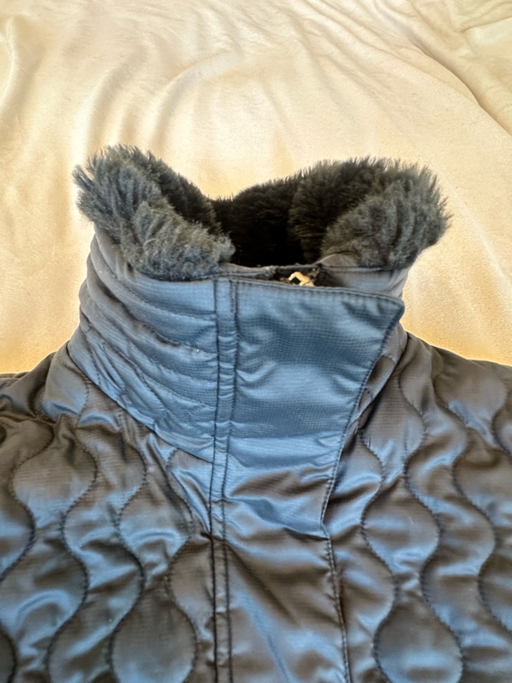 Marmot Women's Chelsea Quilted Puffer Jacket with Faux Fur Collar - Picture 4 of 11